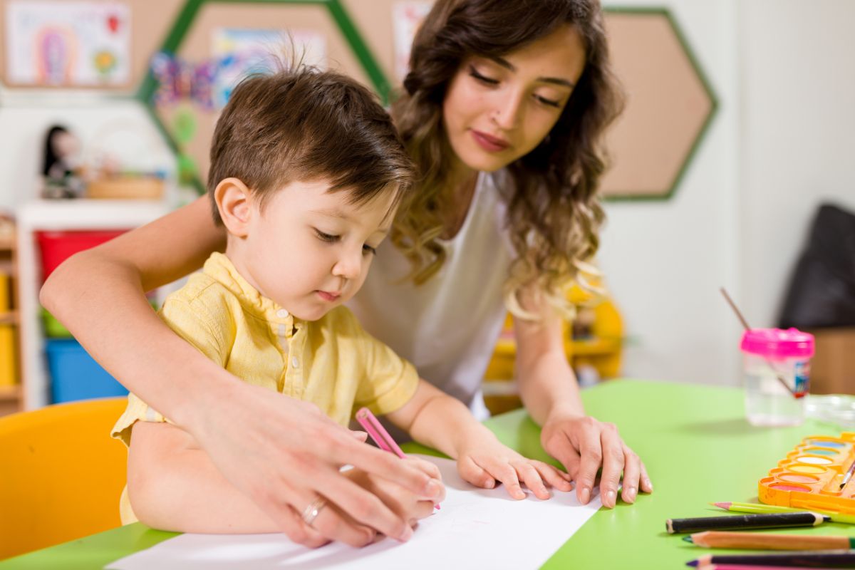 Nữ có bằng cấp 3 nên học nghề gì - Làm giáo viên mầm non